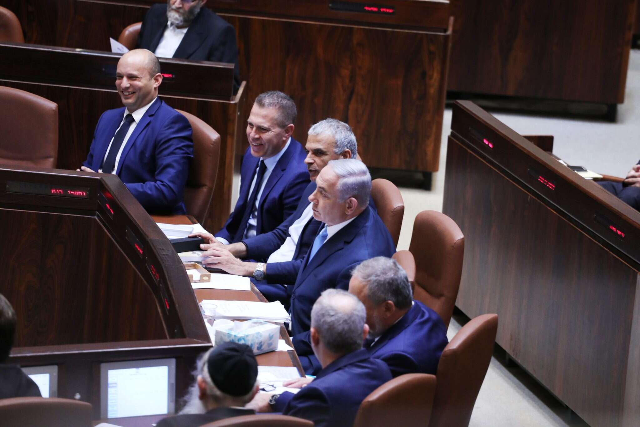 השרים ליצמן, ליברמן, כחלון ארדן ובנט לצד נתניהו במליאת הכנסת. | מרים צחי