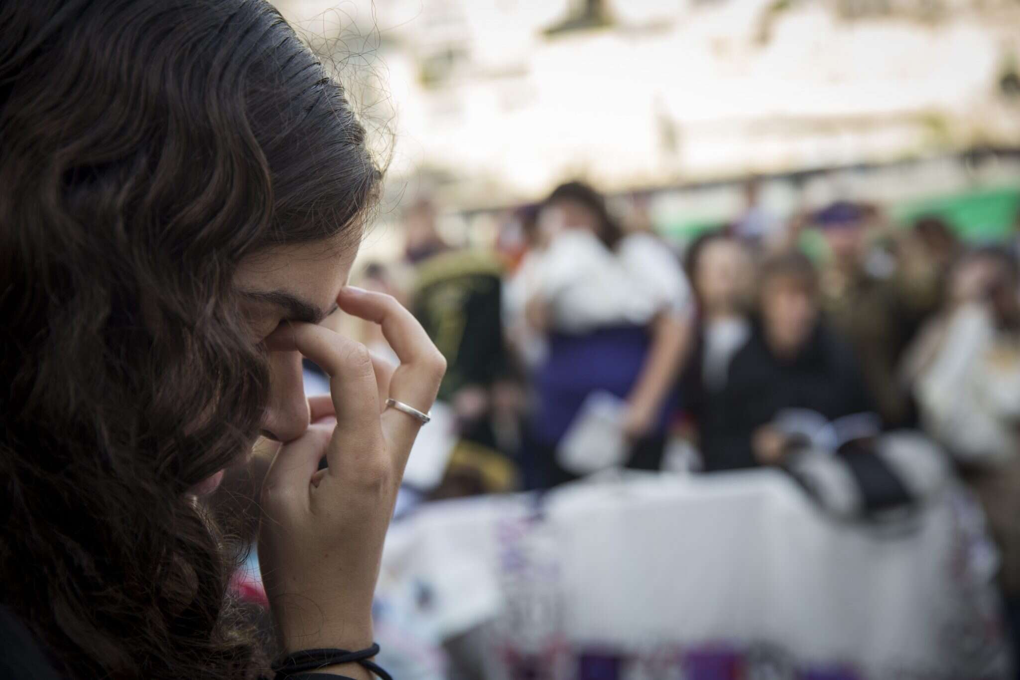 אישה מתפללת בכותל. | הדס פרוש, פלאש90