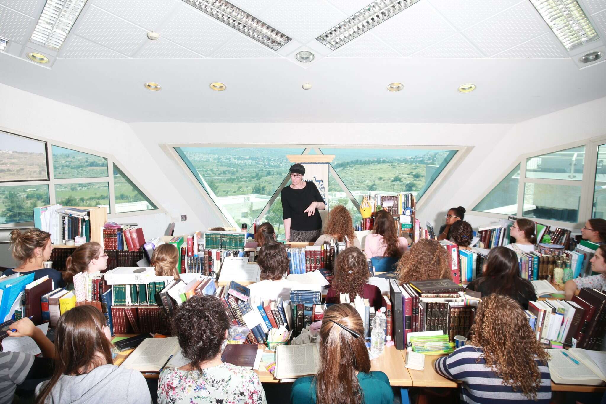 לימוד תורה נשי. בית המדרש במדרשת מגדל עוז. | מרים צחי