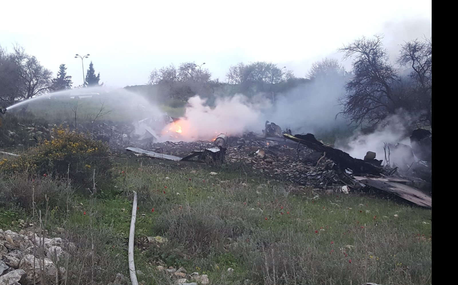 כיבוי האש משרידי מטוס הקרב שהפילו הסורים. | דוברות כבאות והצלה מחוז צפון כיבוי האש משרידי מטוס הקרב שהפילו הסורים. | דוברות כבאות והצלה מחוז צפון