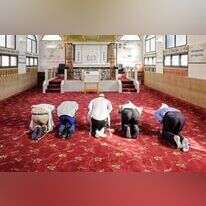 מתפללים בבית הכנסת הקראי ברמלה. | היהדות הקראית העולמית