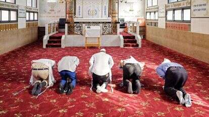 מתפללים בבית הכנסת הקראי ברמלה. | היהדות הקראית העולמית