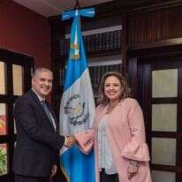 שגריר ישראל מתי כהן עם שרת החוץ של גואטמלה סנדרה חובל. | אדוארו סנטוס