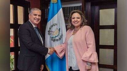 שגריר ישראל מתי כהן עם שרת החוץ של גואטמלה סנדרה חובל. | אדוארו סנטוס