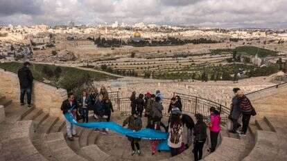 תיירים סינים בירושלים. | שאטרסטוק תיירים סינים בירושלים. | שאטרסטוק