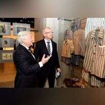 נשיא הקונגרס היהודי אמריקני ג'ק רוזן (משמאל) וראש עיריית פוזנן יאצק ישקוביאק (מימין) בביקור ביד ושם. | מורג ביטן