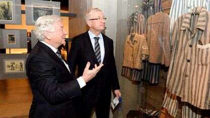 נשיא הקונגרס היהודי אמריקני ג'ק רוזן (משמאל) וראש עיריית פוזנן יאצק ישקוביאק (מימין) בביקור ביד ושם. | מורג ביטן