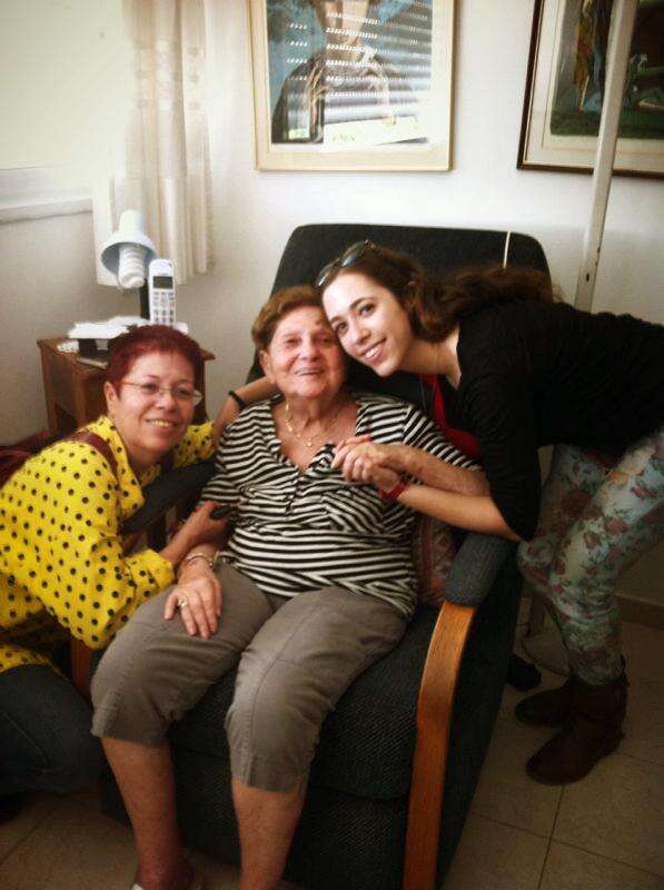 אילאיל עם סבתה מימי ואמה נאוה. | באדיבות המשפחה