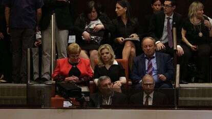 הכוורת של נתניהו ביום השבעת הממשלה. למטה: שמרון וחפץ. | אוליביה פיטוסי