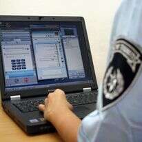 שוטר ומחשב. | אילוסטרציה: עמי שומן