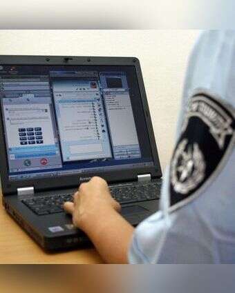 שוטר ומחשב. | אילוסטרציה: עמי שומן