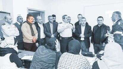 המפכ"ל אלשיך ובכירי עיריית רהט במתנ"ס בעיר במפגש עם תושבים צעירים. | דודו גרינשפן