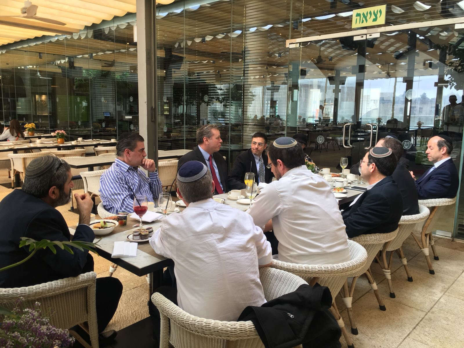 אלי גרונר בפגישה. | טליה טאוב