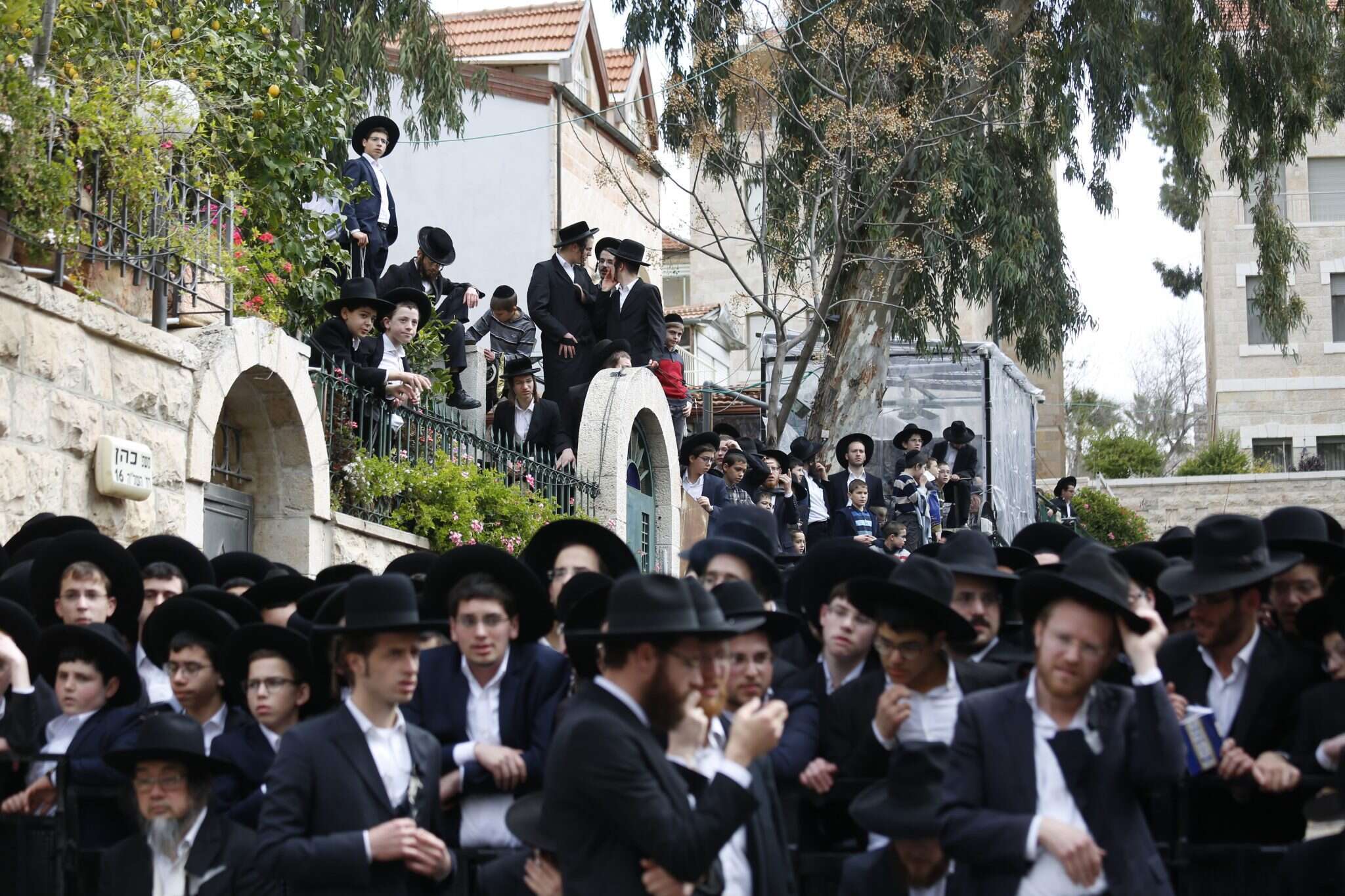 הלווייתו של הרב אוירבך. | AP