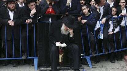 הלווייתו של הרב אוירבך. | AP