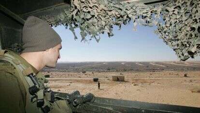 חייל בצה"ל בגבול בין ישראל לסיני. | מרים צחי