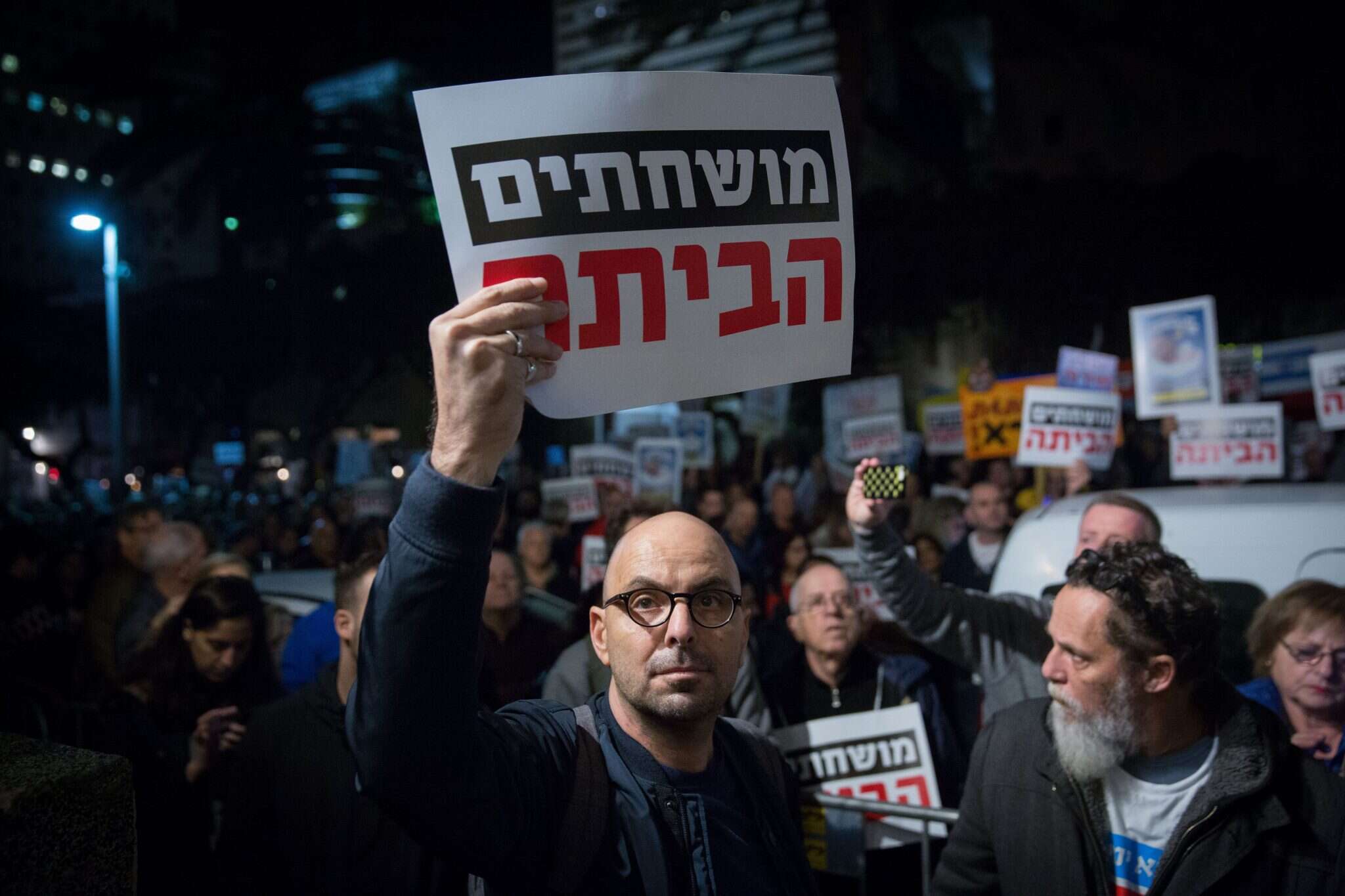 אלדד יניב בהפגנה נגד השחיתות בתל אביב. | מרים אלסטר, פלאש 90 אלדד יניב בהפגנה נגד השחיתות בתל אביב. | מרים אלסטר, פלאש 90