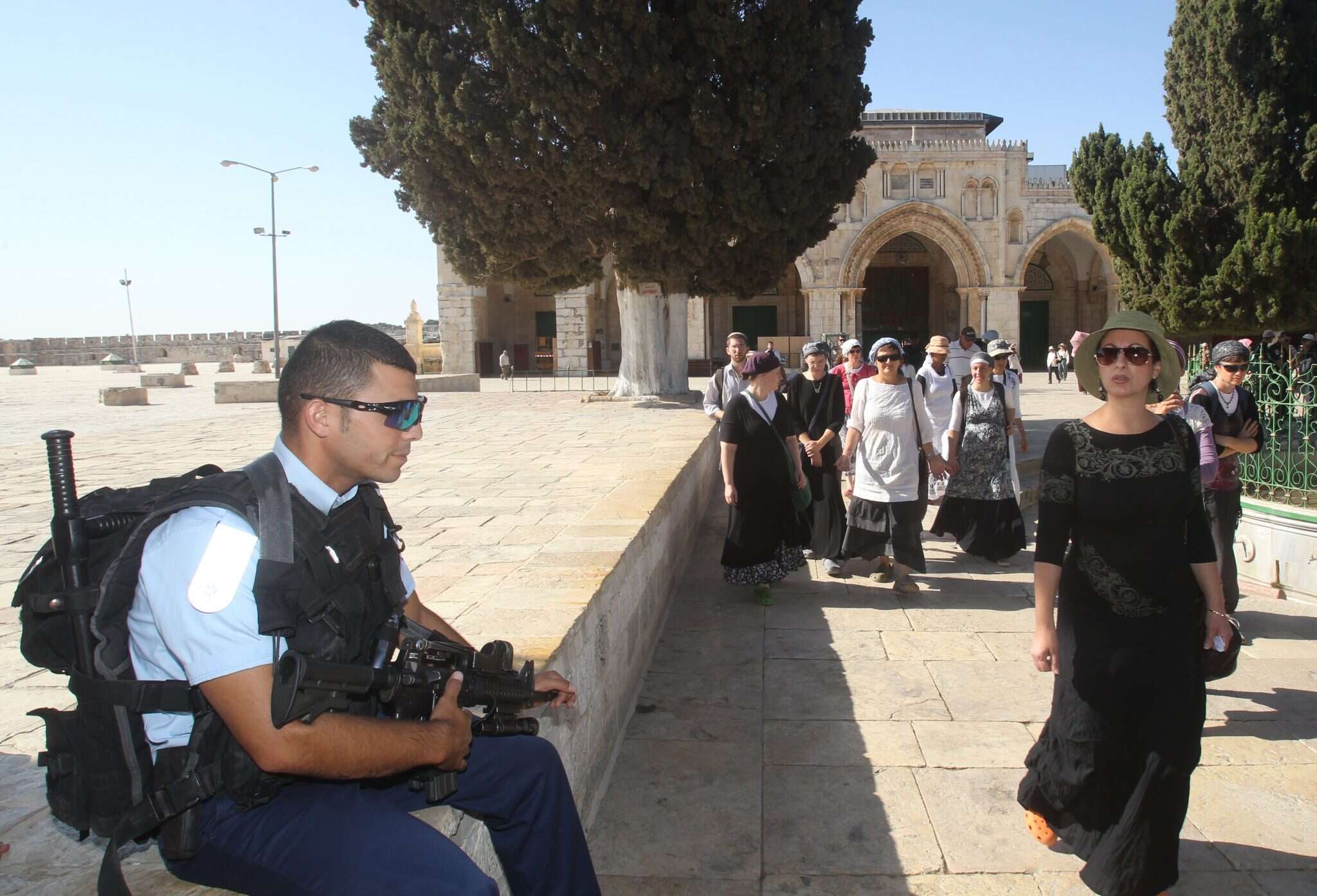 יהודים ושוטרים בהר הבית. | מרים צחי