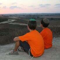 ילדים מציינים את יום השנה להתנתקות מחבל עזה. | מרים צחי