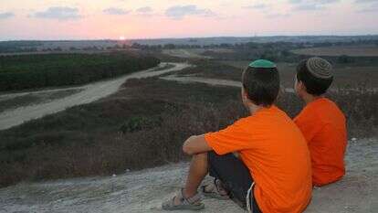 ילדים מציינים את יום השנה להתנתקות מחבל עזה. | מרים צחי