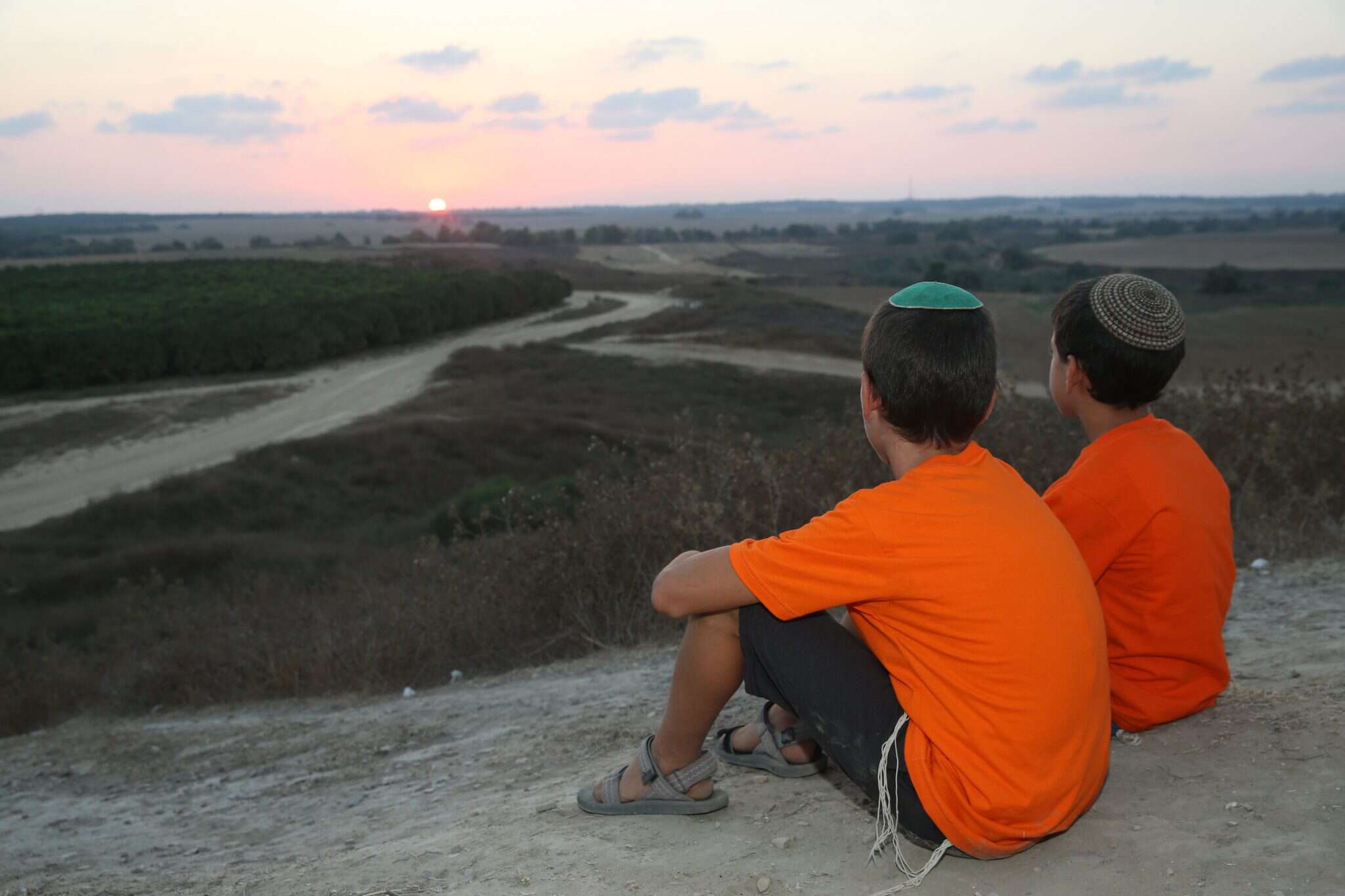 ילדים מציינים את יום השנה להתנתקות מחבל עזה. | מרים צחי