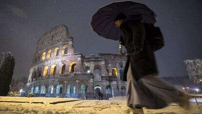 גבר חולף על פני הקולוסיאום ברומא המושלגת. | AP