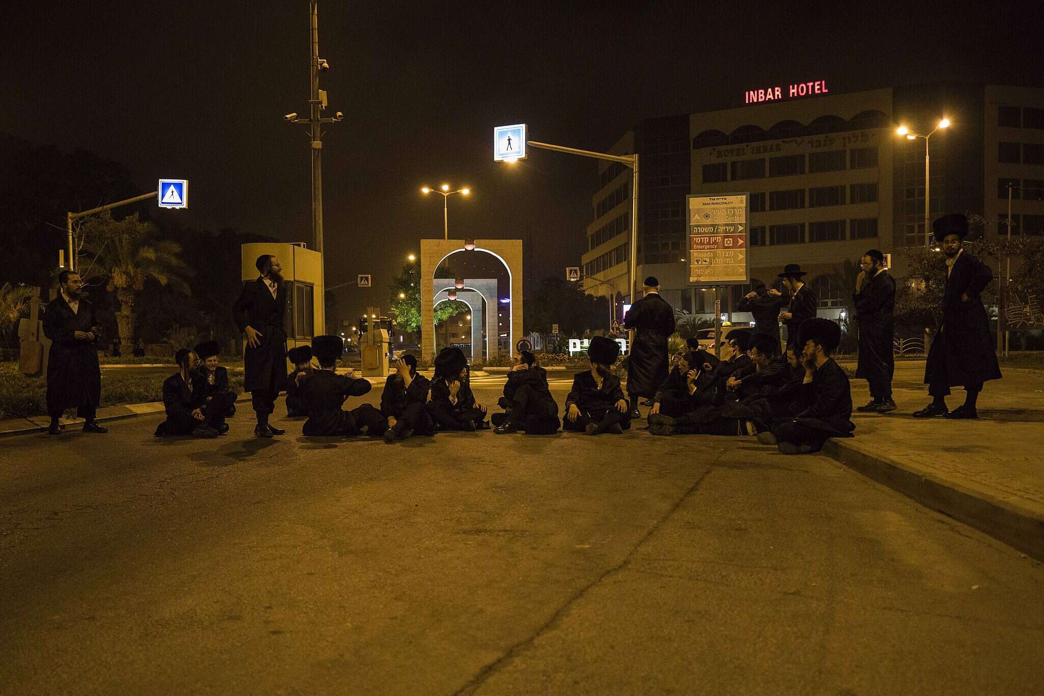 חסידי גור חוסמים את העיר ערד