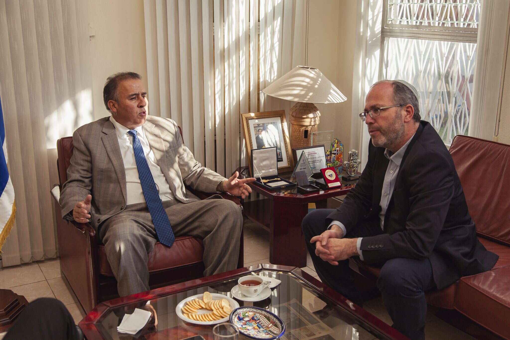 אריאל כהנא עם חבר הקונגרס חואן דיאז דורן. | אדוארדו סנטוס