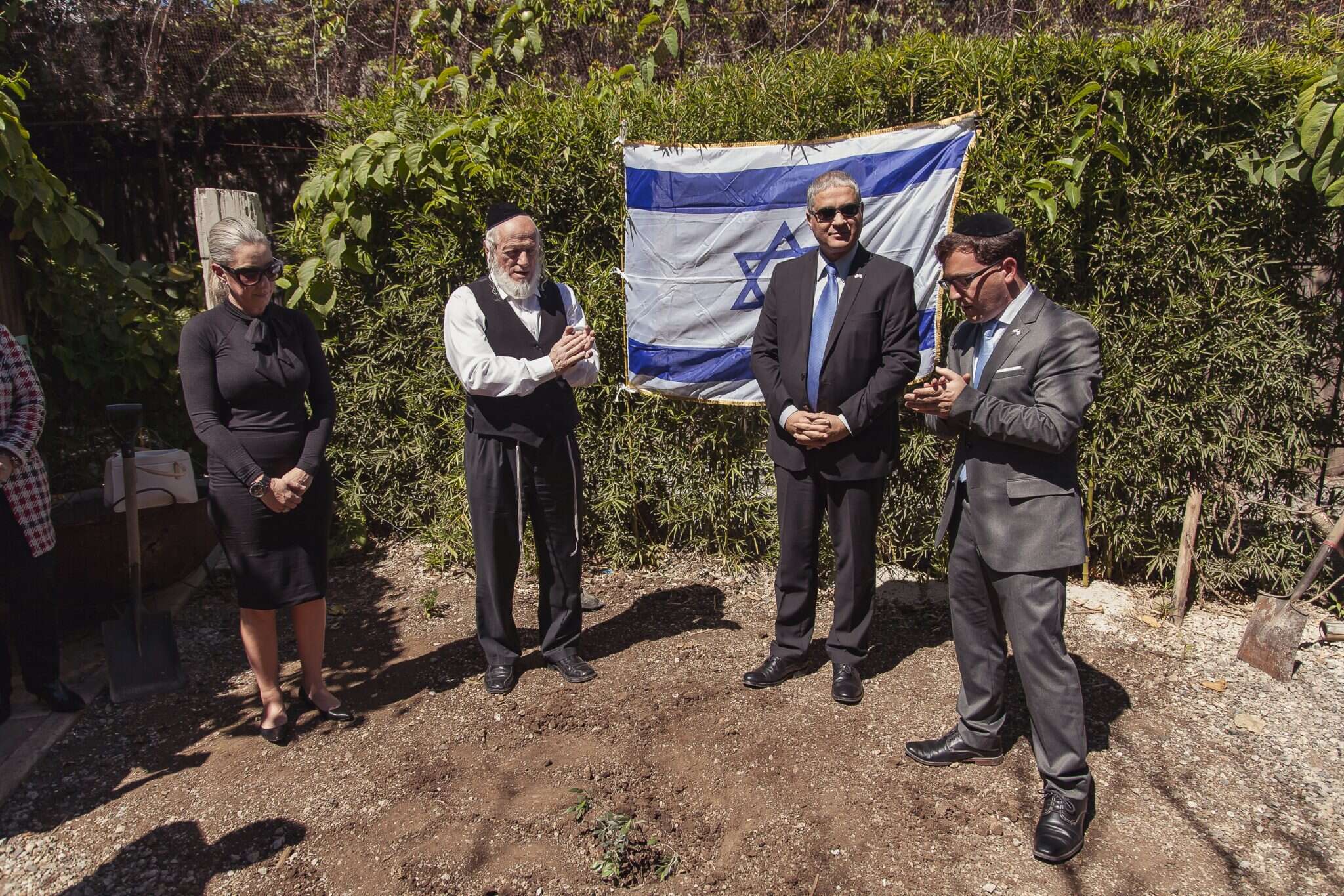 הרב יוסי גרמון (מימין), השגריר מתי כהן ויהודה משי-זהב. | אדוארדו סנטוס