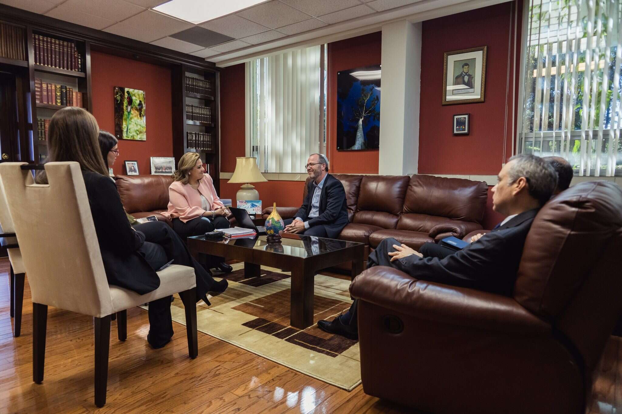 שרת החוץ סנדרה חובל ואריאל כהנא. | אדוארדו סנטוס