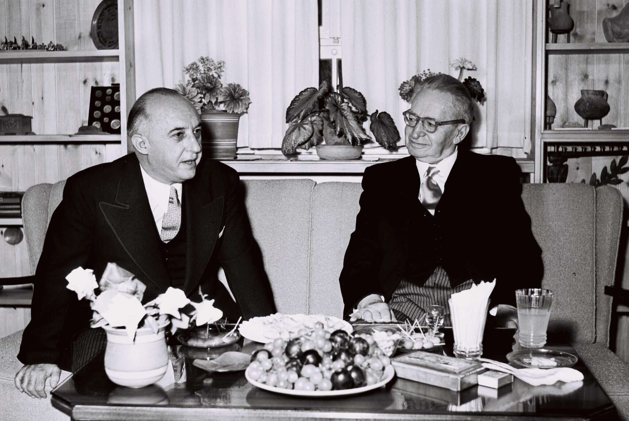 יצחק בן-צבי וחורחה גרסייה גרנדוס. | משה פרידמן לע"מ