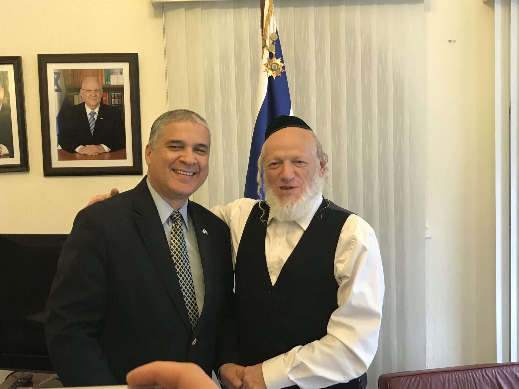 יהודה משי-זהב והשגריר מתי כהן. | אריאל כהנא