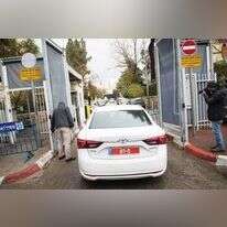 חוקרי המשטרה במעון ראש הממשלה בחודש ינואר. | יונתן זינדל פלאש 90