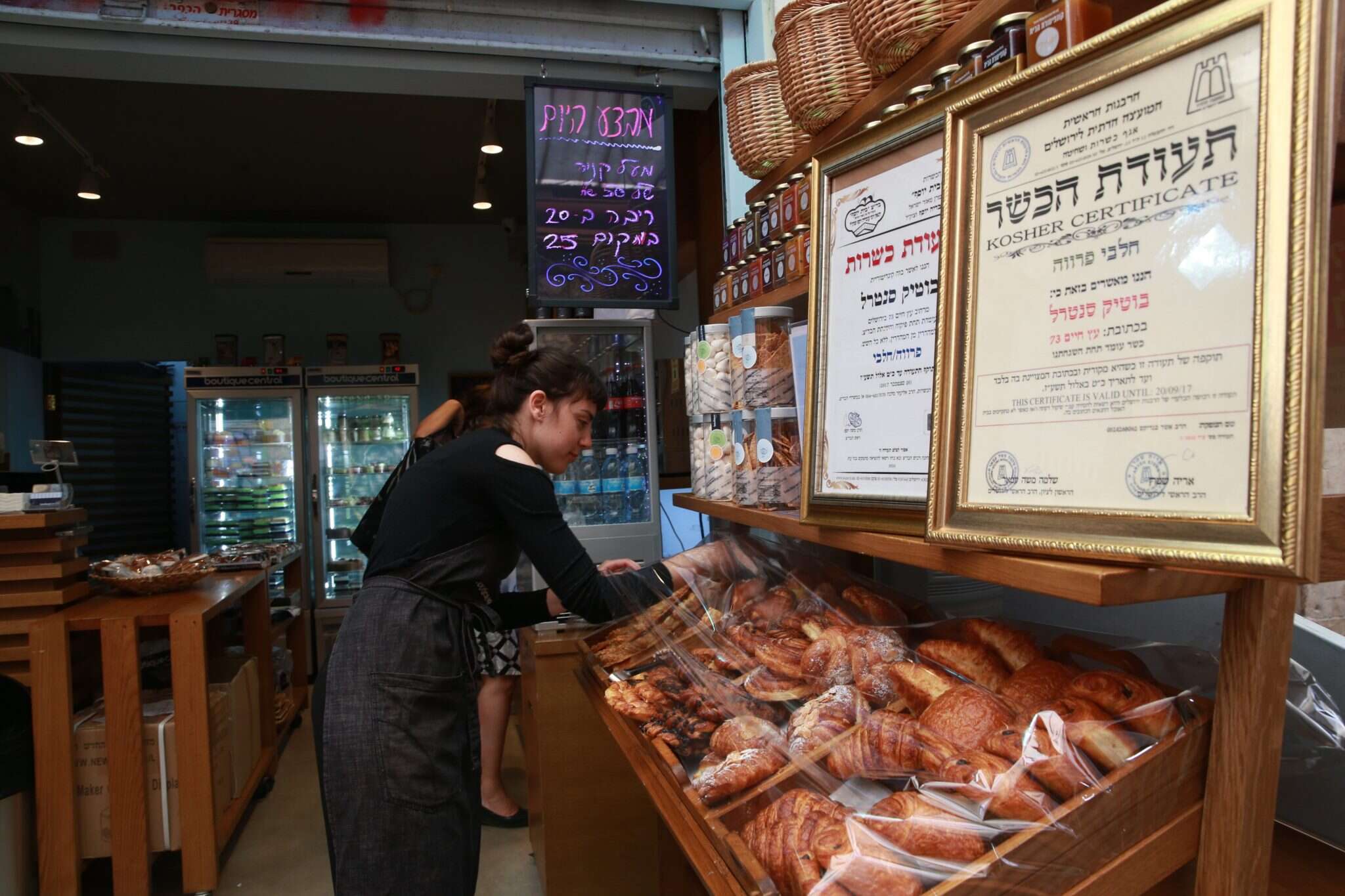 תעודת כשרות של הרבנות. | מרים צחי