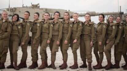 צוות הטנקיסטיות הראשון. | דו"צ