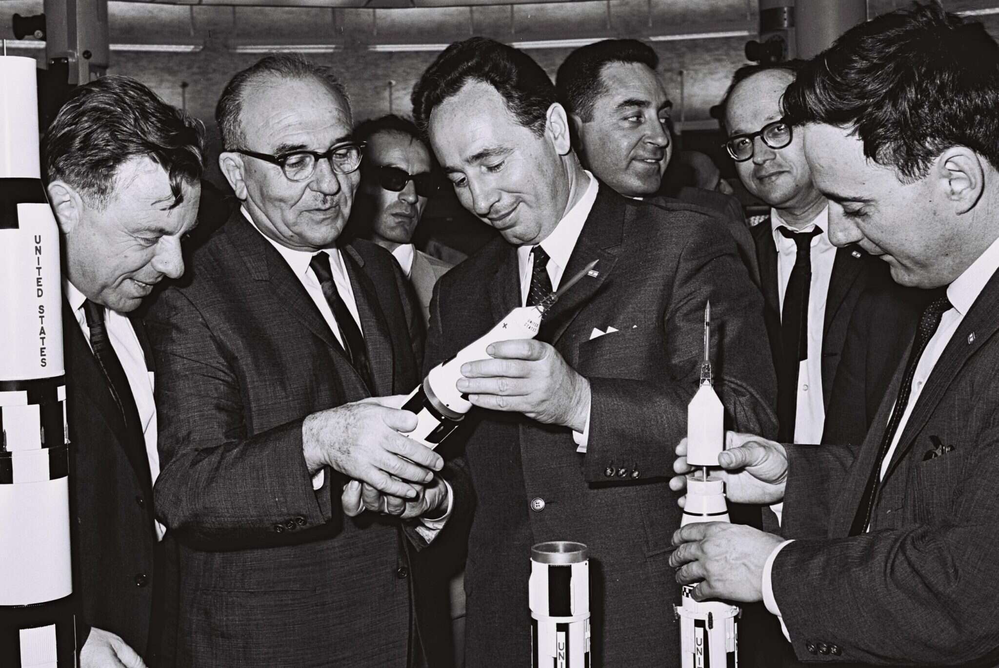 ביקור ראש הממשלה לוי אשכול בארה"ב. ב | משמאל לימין, טדי קולק, רה"מ אשכול, סגן שר הביטחון שמעון פרס ואורי לוברני בוחנים מודלים של טילי חלל ב מרכז החלל, בקייפ קנדי בפלורידה.