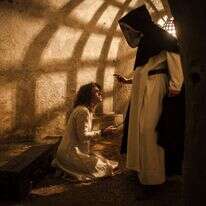 אישה שנאשמה בכישוף לפני הובלתה למוקד. צפון איטליה, המאה ה-15. שחזור היסטורי. | גטי אימג'ס