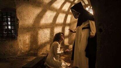 אישה שנאשמה בכישוף לפני הובלתה למוקד. צפון איטליה, המאה ה-15. שחזור היסטורי. | גטי אימג'ס