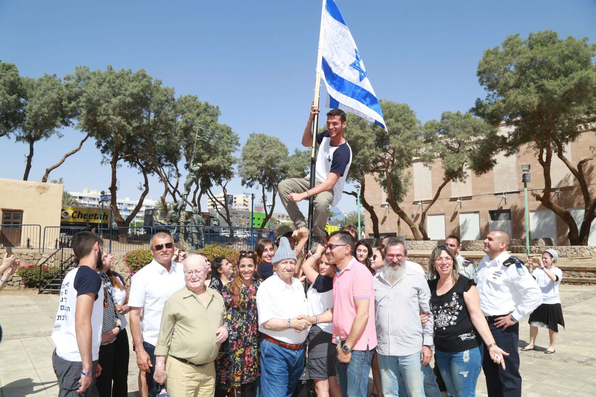 שחזור דגל הדיו באילת. | אורי רון
