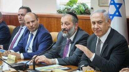 בנימין נתניהו, אריה דרעי ונפתלי בנט. | מארק ישראל סלם