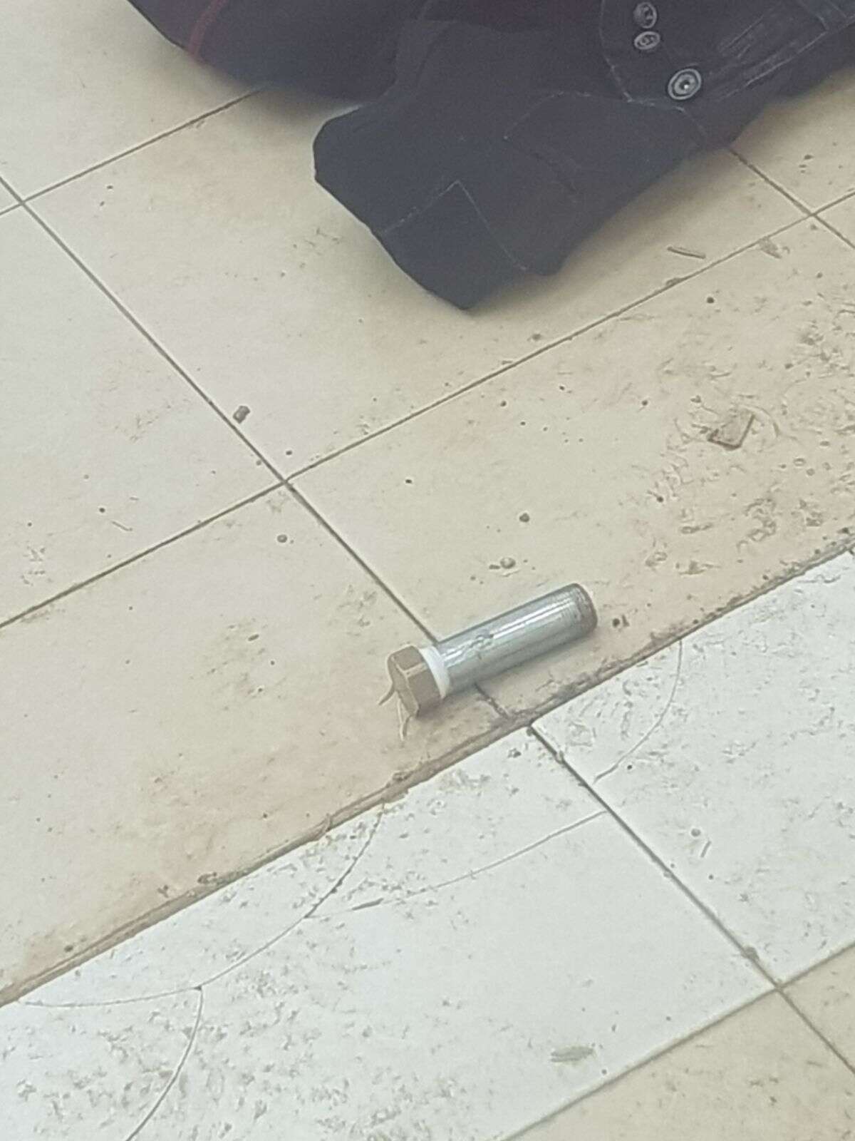 מטען צינור שנתפס על פלסטיני בכניסה לבית הדין הצבאי בסאלם. | דוברות המשטרה