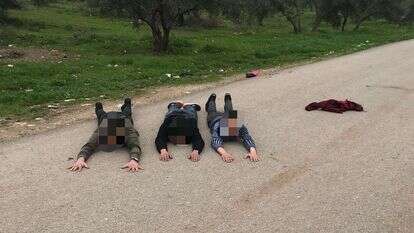 פלסטינים שנעצרו אחרי שניסו להכניס מטען צינור לבית הדין הצבאי בסאלם. | דוברות המשטרה