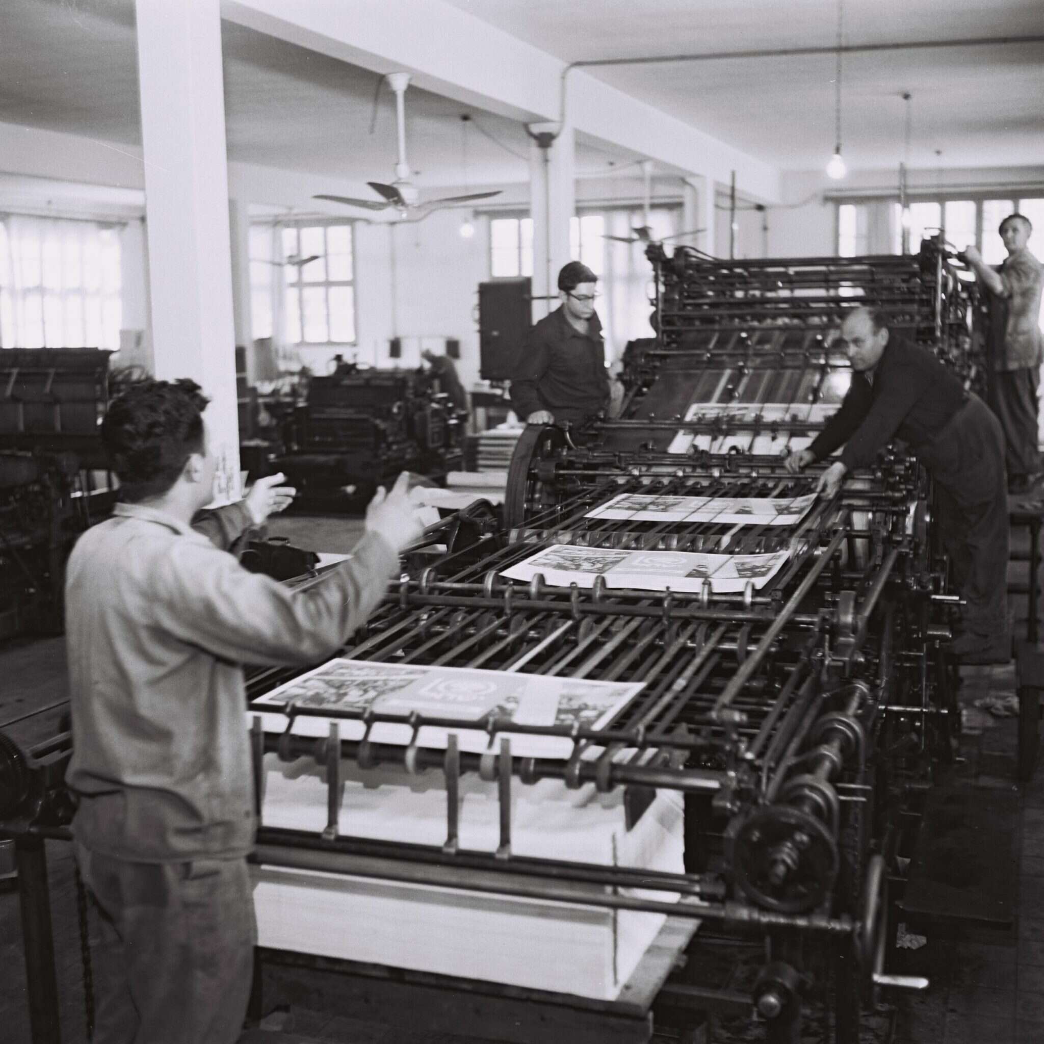 פועלים בבית דפוס, 1958. | לע"מ