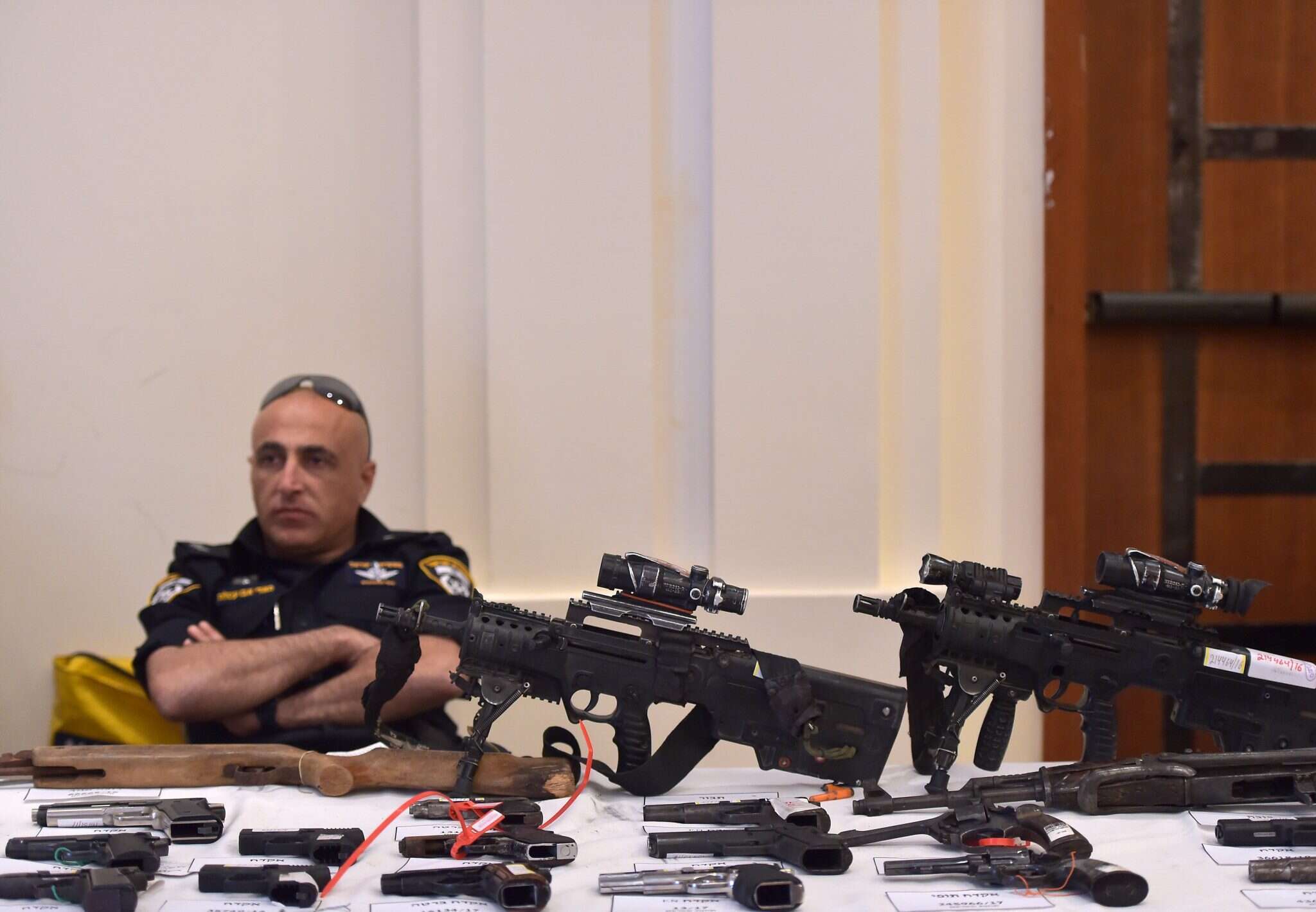 תצוגת אמצעי הלחימה שנתפסו במחוז צפון בשנתיים האחרונות. | גיל אליהו, ג'יני