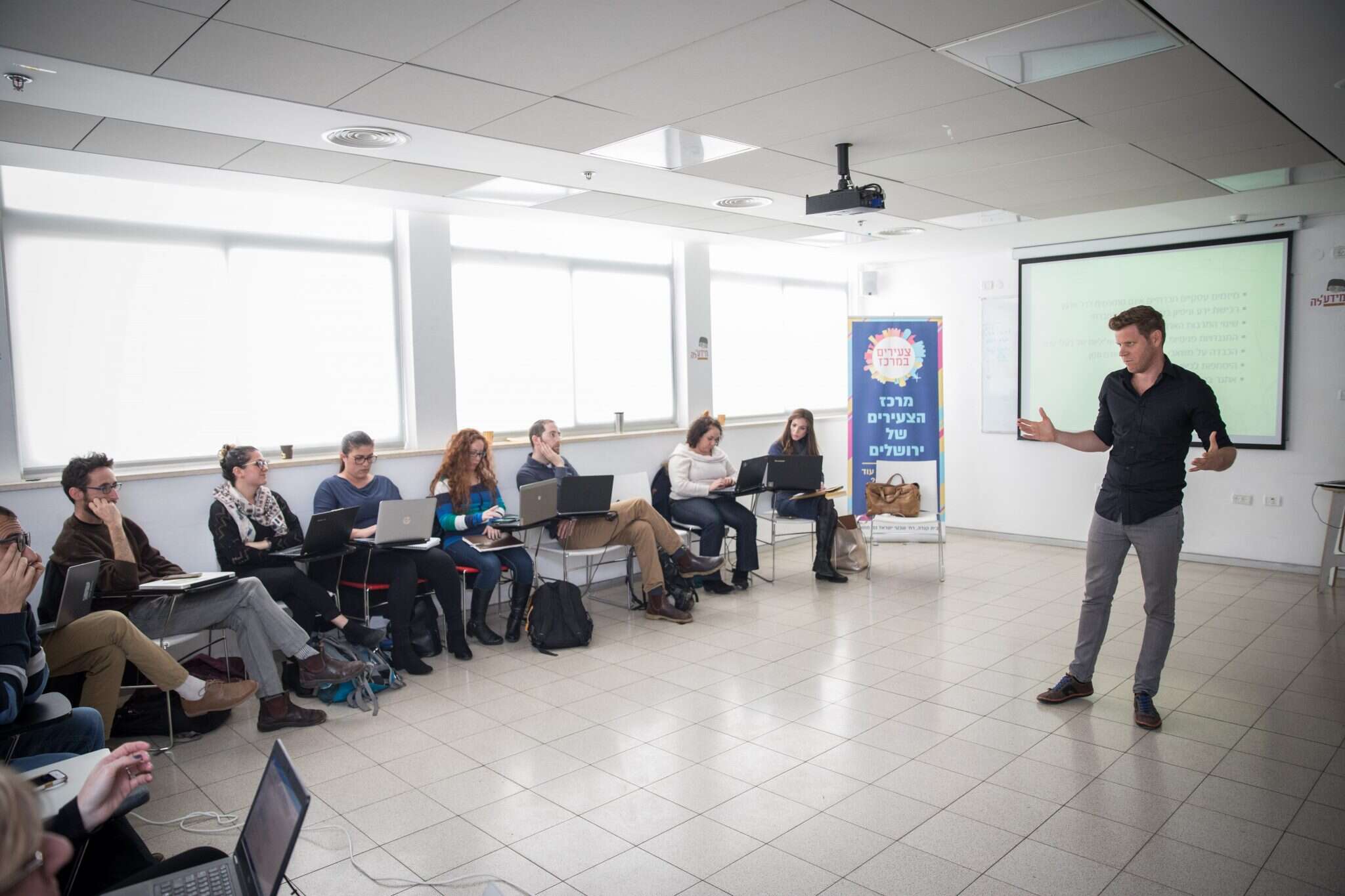 עופר פלין בתכנית לפיתוח כלכלי לעמותות מטעם בנק הפועלים בניהול נאווה גייזנברג וענבל פרוינד. | הדס פרוש, פלאש 90