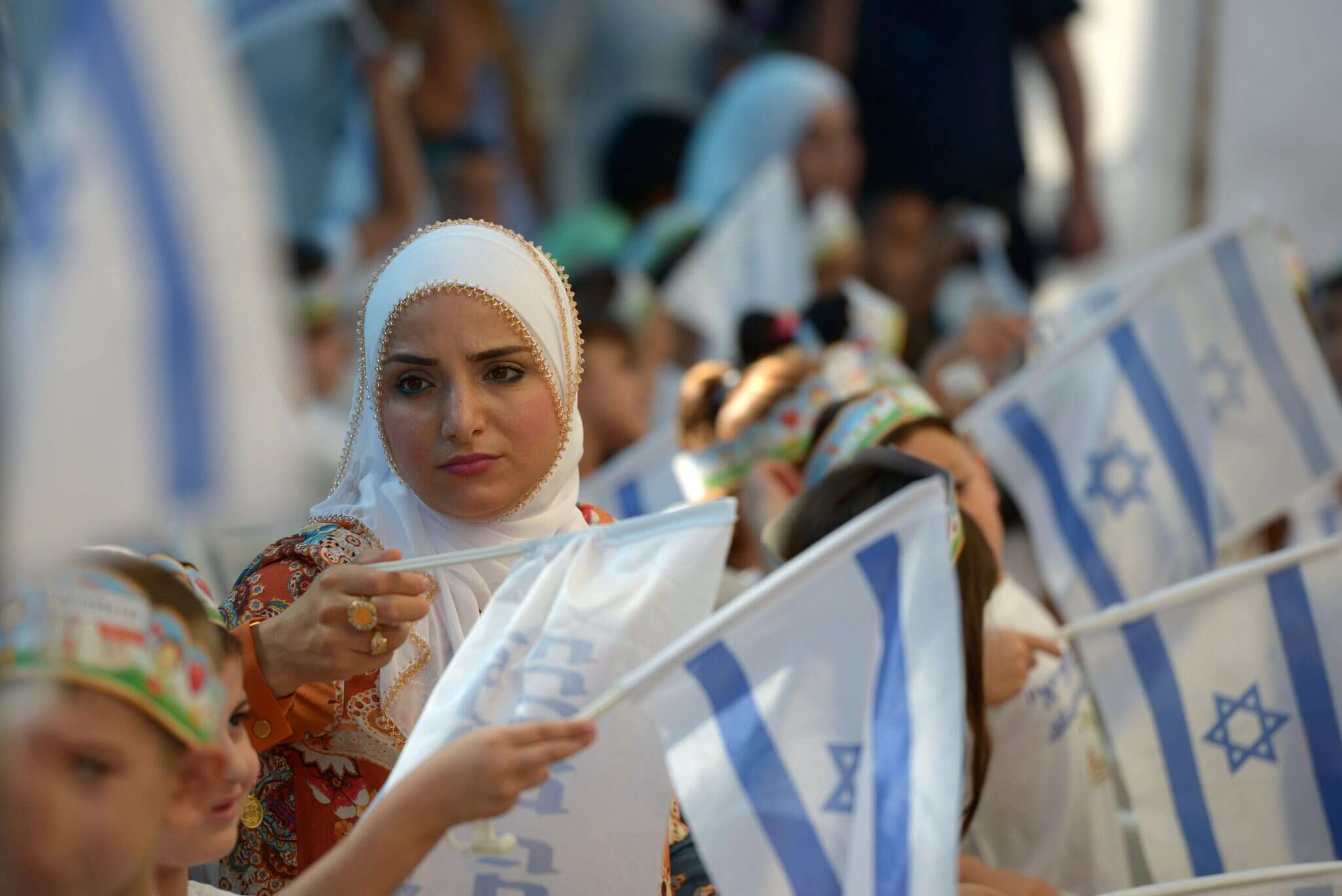 תלמידים ותלמידות מטמרה מנופפים בדגלי ישראל. | גיל אליהו ג'יני