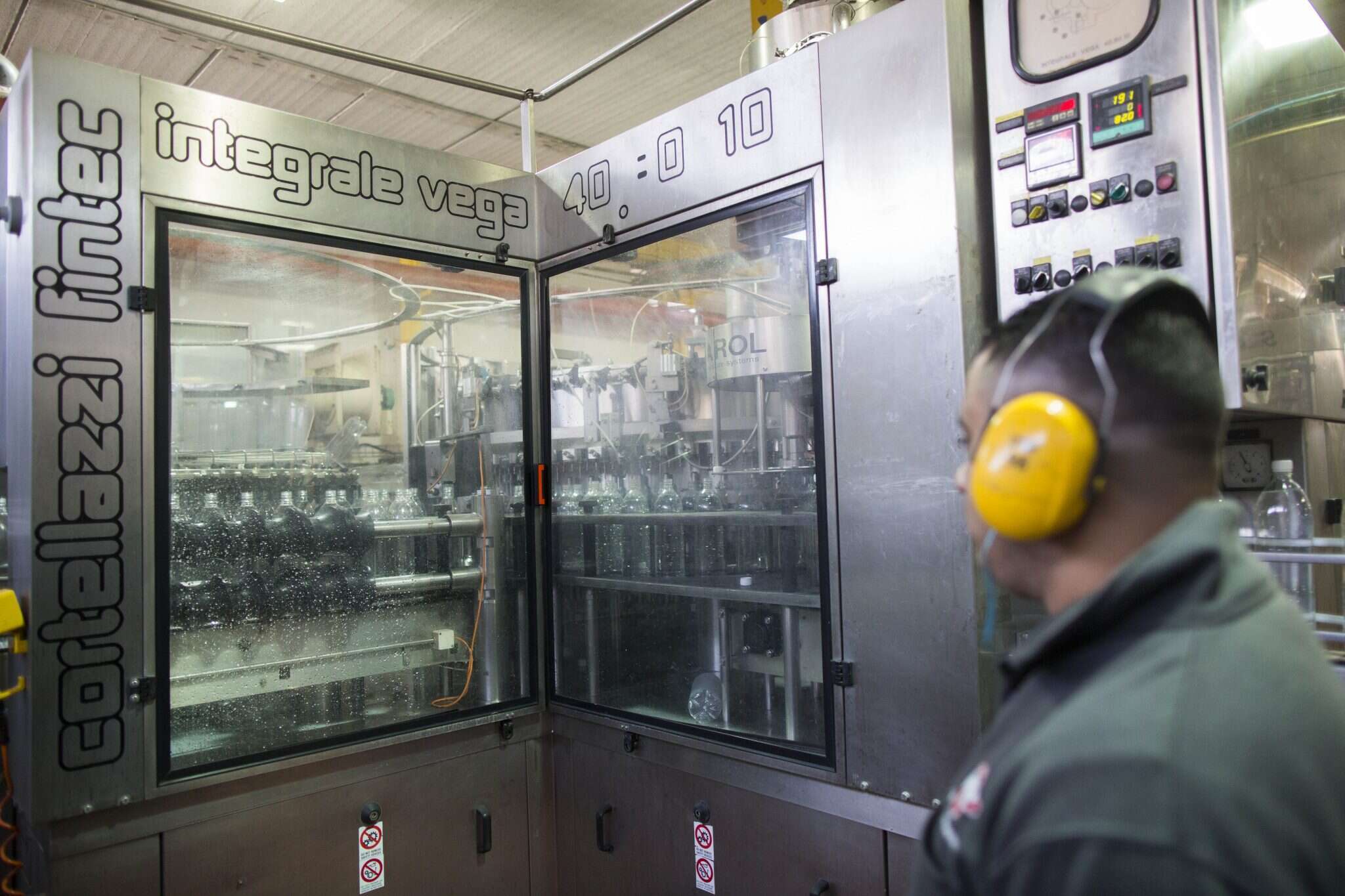 מפעל לייצור בקבוקי שתייה. | יונתן זינדל, פלאש90