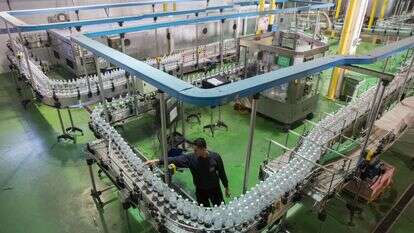 מפעל לייצור בקבוקי שתייה. | יונתן זינדל, פלאש90 מפעל לייצור בקבוקי שתייה. | יונתן זינדל, פלאש90