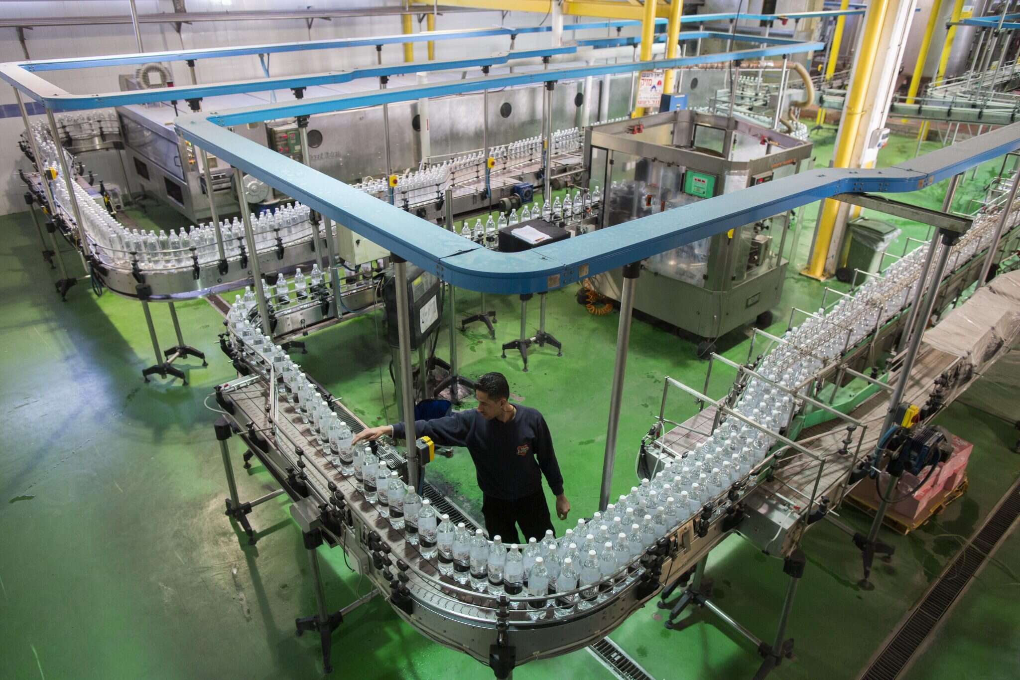 מפעל לייצור בקבוקי שתייה. | יונתן זינדל, פלאש90