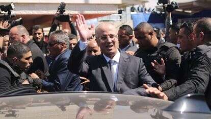 רמי חמדאללה אחרי הפיצוץ. | AFP רמי חמדאללה אחרי הפיצוץ. | AFP